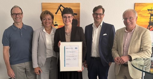 Dr. Sandra Plümer (Bildmitte), die Jury-Mitglieder Prof. Dr. Christoph Bieber, Universität Duisburg-Essen (UDE), Institut für Politikwissenschaft, Yvonne Balzer, Mitglied der PD-Geschäftsleitung, Dr. Ingo Caspari, Senior Managing Expert bei der PD, und Prof. Dr. Karl-Rudolf Korte, Direktor der NRW School of Governance (v. l. n. r.)