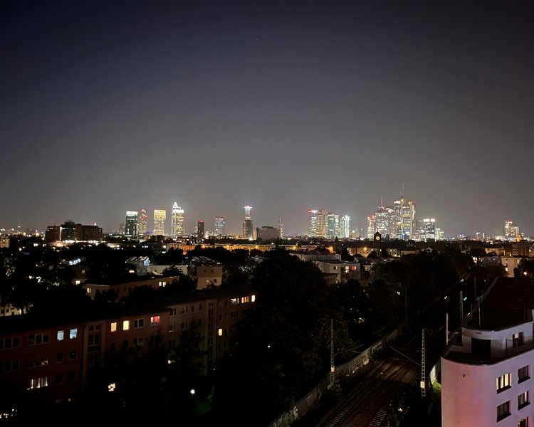 Blick auf die Frankfurter Skyline aus dem PD-Büro bei Nacht bei einem Firmenevent.