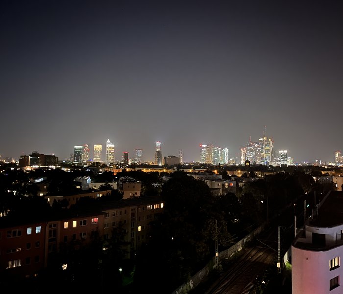 Blick auf die Frankfurter Skyline aus dem PD-Büro bei Nacht bei einem Firmenevent.