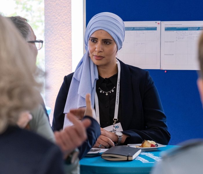 Aya Chaaibi (PD – Berater der öffentlichen Hand GmbH) im Gespräch.