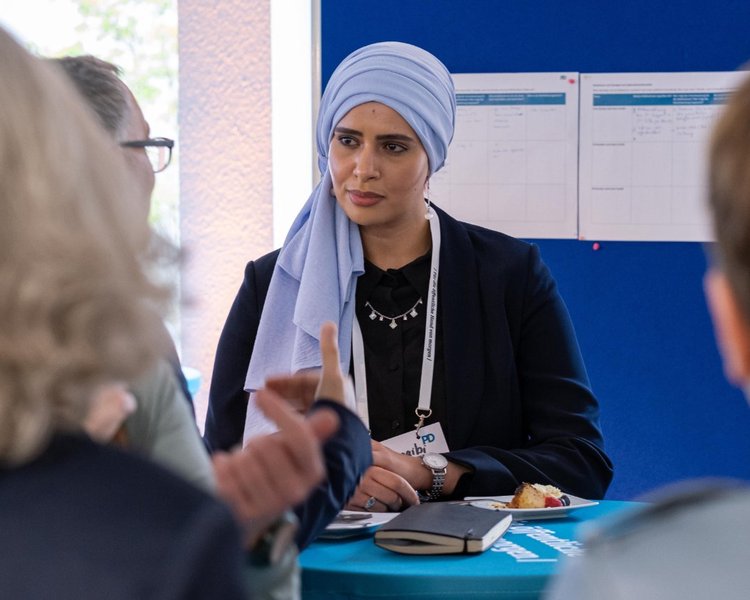 Aya Chaaibi (PD – Berater der öffentlichen Hand GmbH) im Gespräch.