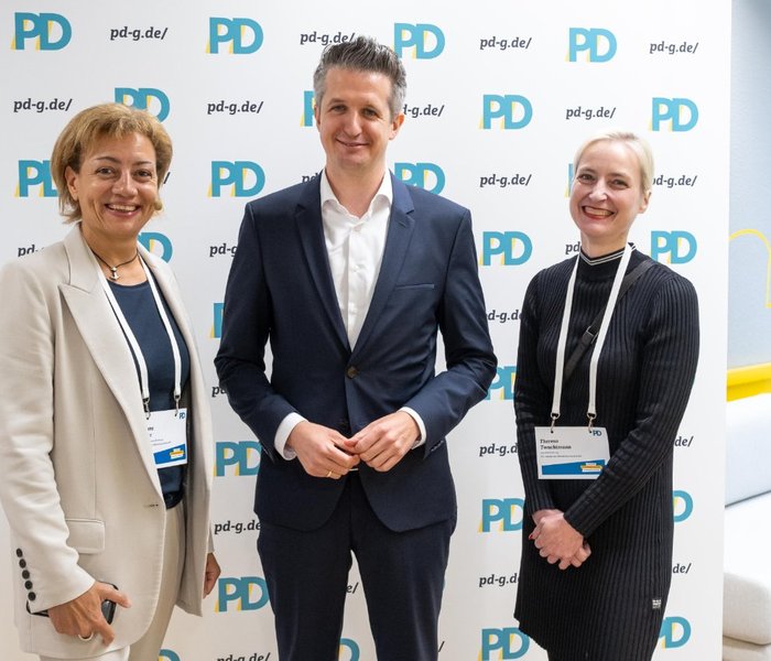 Yvonne Balzer (PD-Standortleitung), Dr. Bernd Schulte (Staatssekretär, Staatskanzlei des Landes Nordrhein-Westfalen) und Theresa Twachtmann (Geschäftsführerin der PD), Birte Frischemeier (Mitglied der PD-Geschäftsleitung) vor einer PD-Logo-Wand Yvonne Balzer (Mitglied der PD-Geschäftsleitung), Dr. Bernd Schulte (Staatss vor einer PD-Logo-Wand Yvonne Balzer (Mitglied der PD-Geschäftsleitung), Dr. Bernd Schulte (Staatssekretär, Staatskanzlei des Landes Nordrhein-Westfalen) und Theresa Twachtmann (Geschäftsführerin der PD) vor einer PD-Logo-Wand