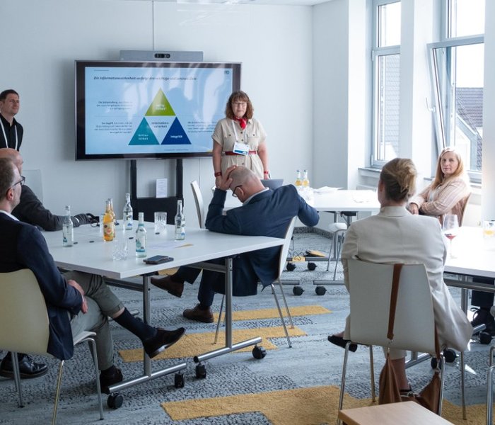 Personen sitzen in einem Workshop mit Dr. Sven Herpig und Uta Fiedler (Managerin, PD – Berater der öffentlichen Hand GmbH)