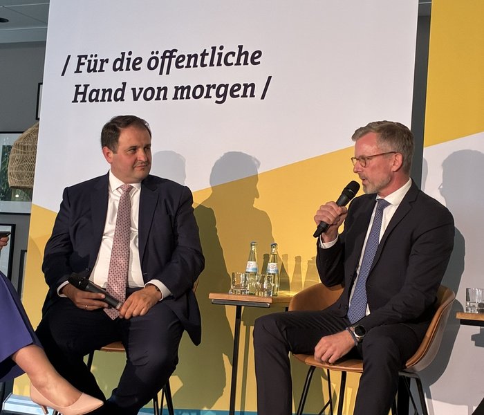 Nathanael Liminski, Minister für Bundes- und Europaangelegenheiten, Internationales sowie Medien des Landes NRW und Chef der Staatskanzlei auf dem Podium mit Dr. Dirk Günnewig, Staatssekretär im Ministerium der Finanzen des Landes Nordrhein-Westfalen