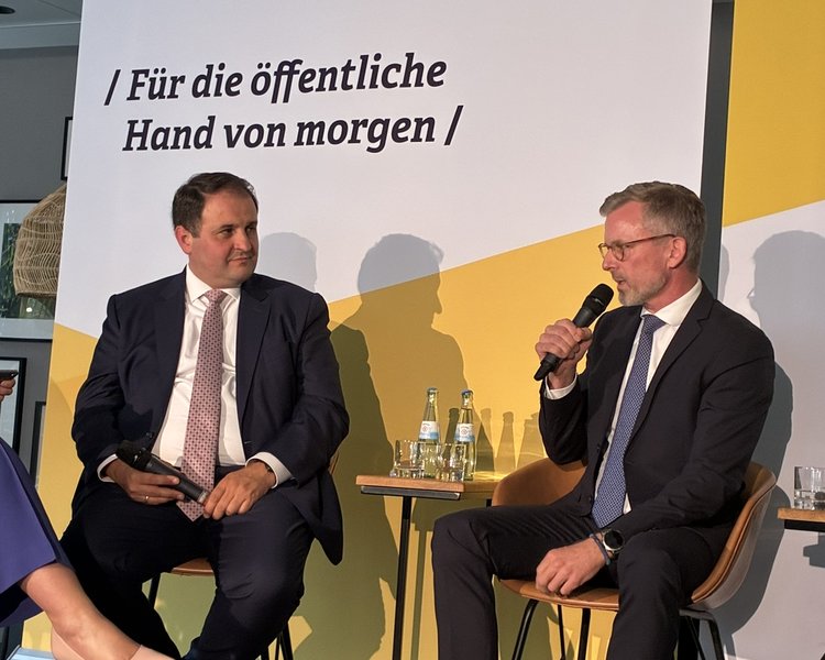 Nathanael Liminski, Minister für Bundes- und Europaangelegenheiten, Internationales sowie Medien des Landes NRW und Chef der Staatskanzlei auf dem Podium mit Dr. Dirk Günnewig, Staatssekretär im Ministerium der Finanzen des Landes Nordrhein-Westfalen