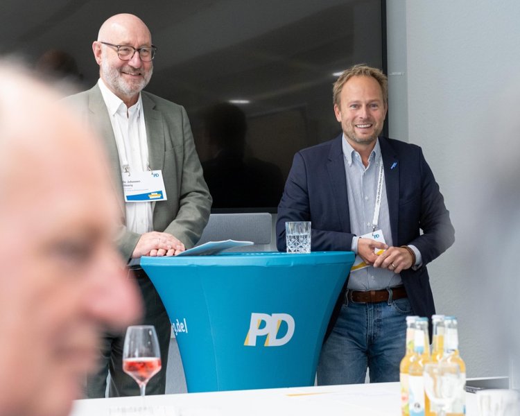 Dr. Johannes Slawig (Senior Expert, PD – Berater der öffentlichen Hand GmbH) und Martin Murrack (Stadtdirektor/Stadtkämmerer, Stadt Duisburg) stehen am Rednerpult
