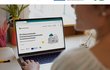 Eine Frau hat auf ihrem Laptop die Seite "Kommunalcockpit" geöffnet.