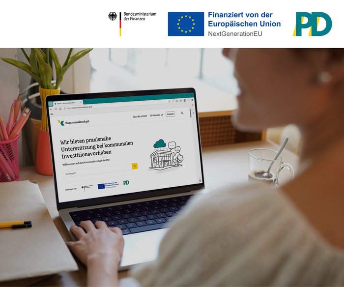 Eine Frau hat auf ihrem Laptop die Seite "Kommunalcockpit" geöffnet.