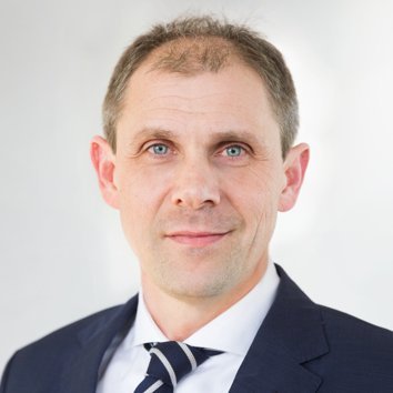 Portraitfoto von Dr. Peter-Roman Persch
