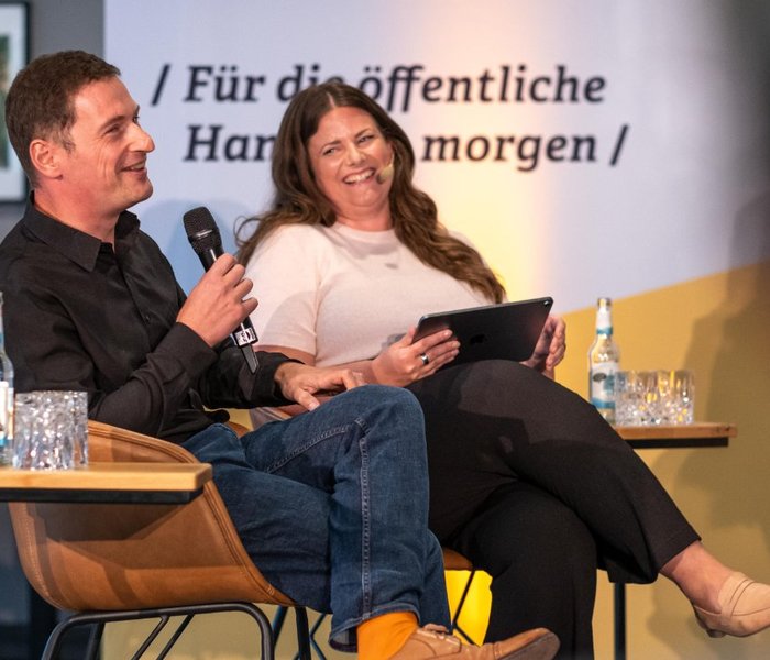 Dr. Sven Herpig (Lead for Cybersecurity Policy and Resilience, interface – Tech analysis and policy for Europe e. V.) und Ann Cathrin Riedel (Geschäftsführerin, NExT e.V.) während der Podiumsdiskussion