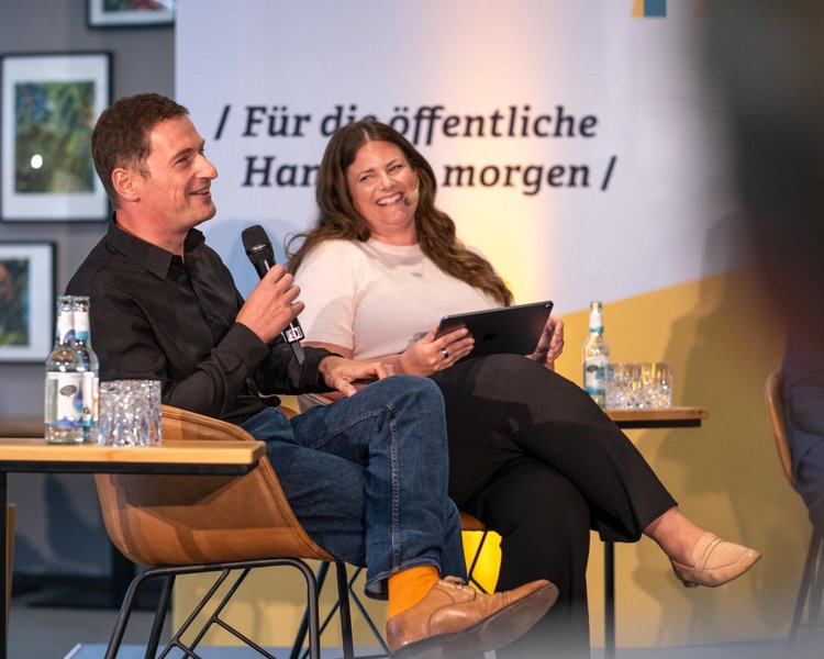 Dr. Sven Herpig (Lead for Cybersecurity Policy and Resilience, interface – Tech analysis and policy for Europe e. V.) und Ann Cathrin Riedel (Geschäftsführerin, NExT e.V.) während der Podiumsdiskussion