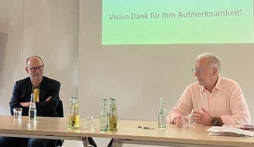 Dr. Christian Hesse (links) und Prof. Dr. Karl-Rudolf Korte diskutieren im Masterkurs „Politikmanagement, Public Policy und öffentliche Verwaltung“. 