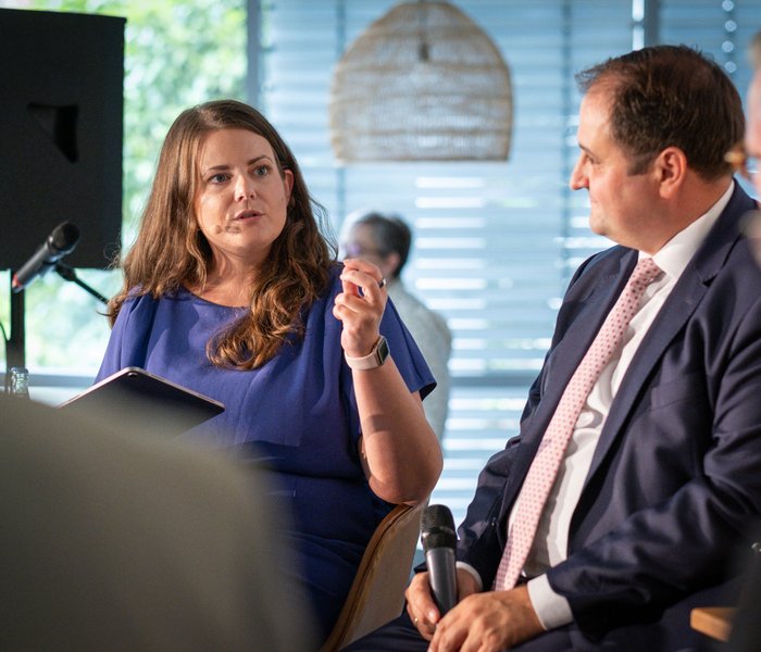 Ann Cathrin Riedel (Panel-Moderation) mit Nathanael Liminski, Minister für Bundes- und Europaangelegenheiten, Internationales sowie Medien des Landes NRW und Chef der Staatskanzlei bei der Paneldiskussion
