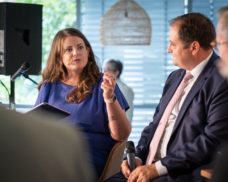 Ann Cathrin Riedel (Panel-Moderation) mit Nathanael Liminski, Minister für Bundes- und Europaangelegenheiten, Internationales sowie Medien des Landes NRW und Chef der Staatskanzlei bei der Paneldiskussion