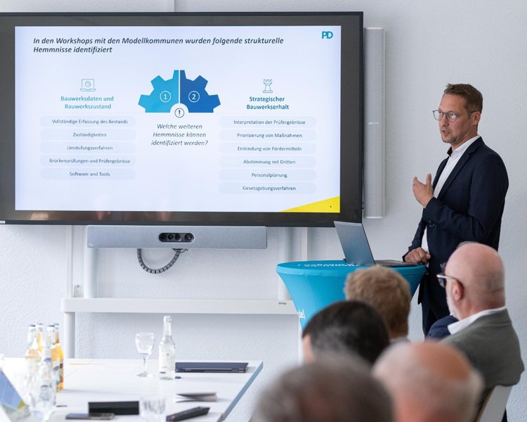 Dirk Radojewski (Senior Manager, PD – Berater der öffentlichen Hand GmbH) präsentiert während eines Workshops.