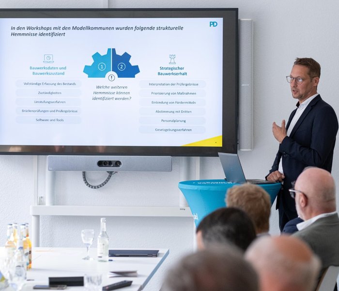 Dirk Radojewski (Senior Manager, PD – Berater der öffentlichen Hand GmbH) präsentiert während eines Workshops.