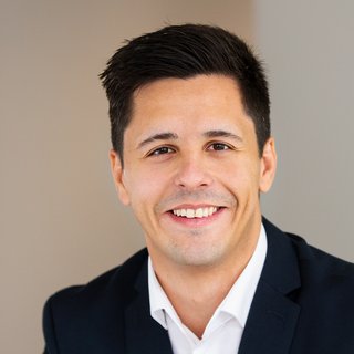 Portrait photo of Tobias Nabavi