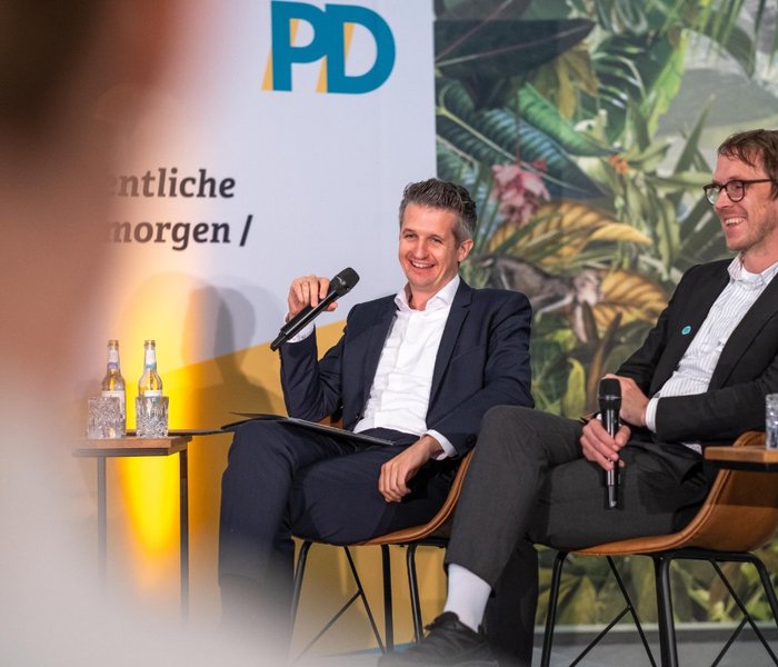 Dr. Bernd Schulte (Staatssekretär, Staatskanzlei des Landes Nordrhein-Westfalen) und Leonhard Kugler, (Abteilungsleitung, ZenDiS) während der Podiumsdiskussion