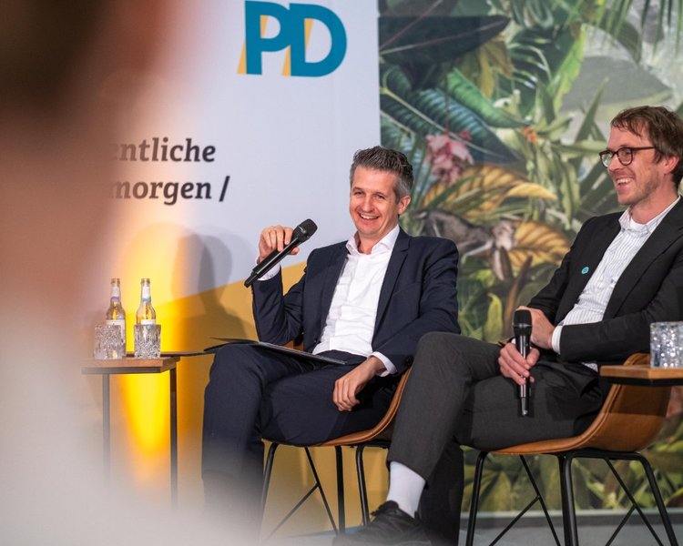 Dr. Bernd Schulte (Staatssekretär, Staatskanzlei des Landes Nordrhein-Westfalen) und Leonhard Kugler, (Abteilungsleitung, ZenDiS) während der Podiumsdiskussion