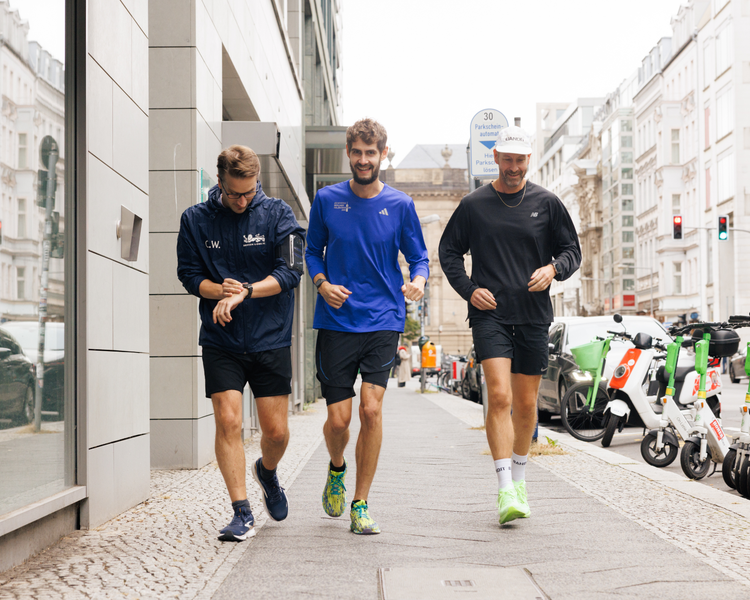 PD-Mitarbeitende joggen gemeinsam bei einem Firmenevent.