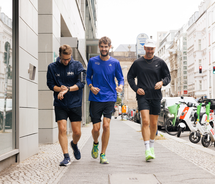 PD-Mitarbeitende joggen gemeinsam bei einem Firmenevent.