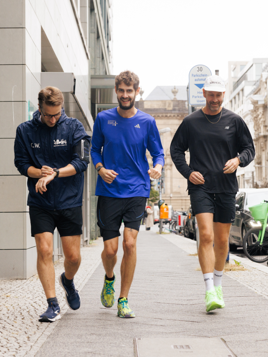 PD-Mitarbeitende joggen gemeinsam bei einem Firmenevent.