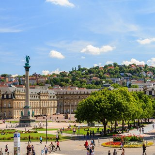 Blick auf den Schlossplatz in Stuttgart im Sommer