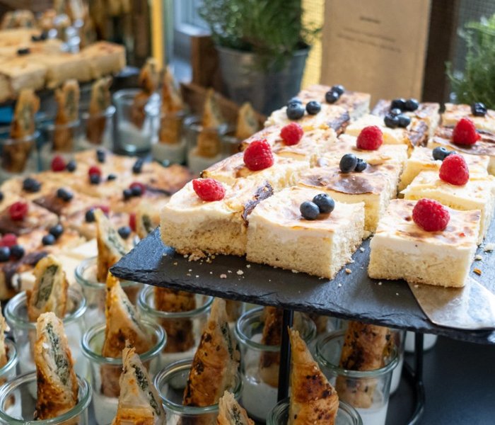 Kuchen und kleine Snacks am Buffet