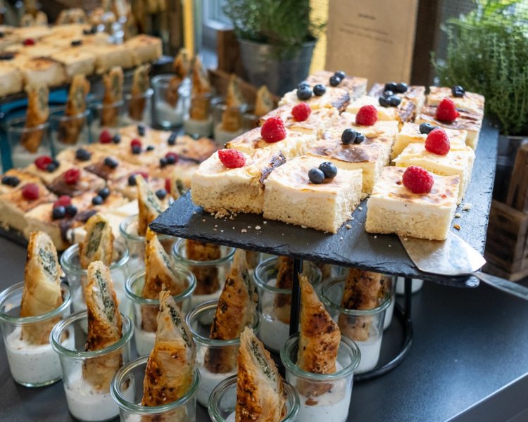 Kuchen und kleine Snacks am Buffet